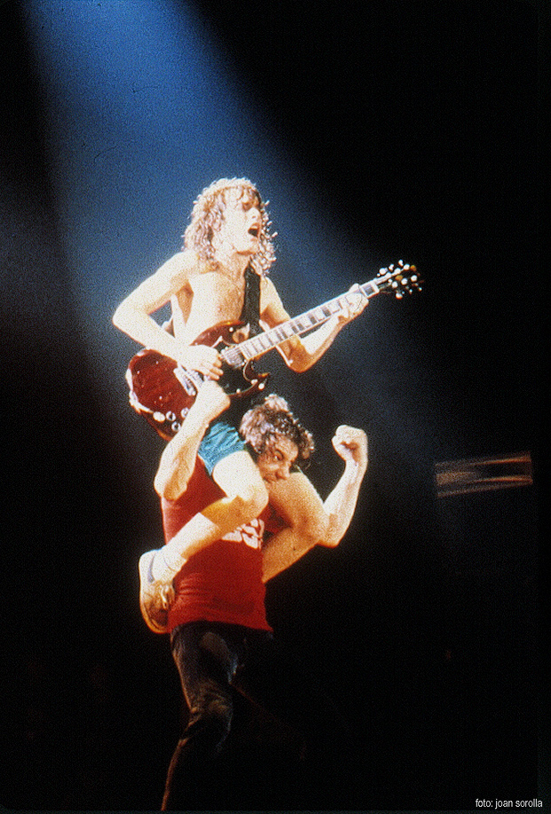 Angus Young suona la chitarra sulle spalle di Brian Johnson durante un concerto degli AC/DC