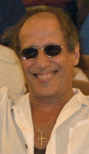 Adriano Celentano sorride alla Mostra del cinema di Venezia nel 2008
