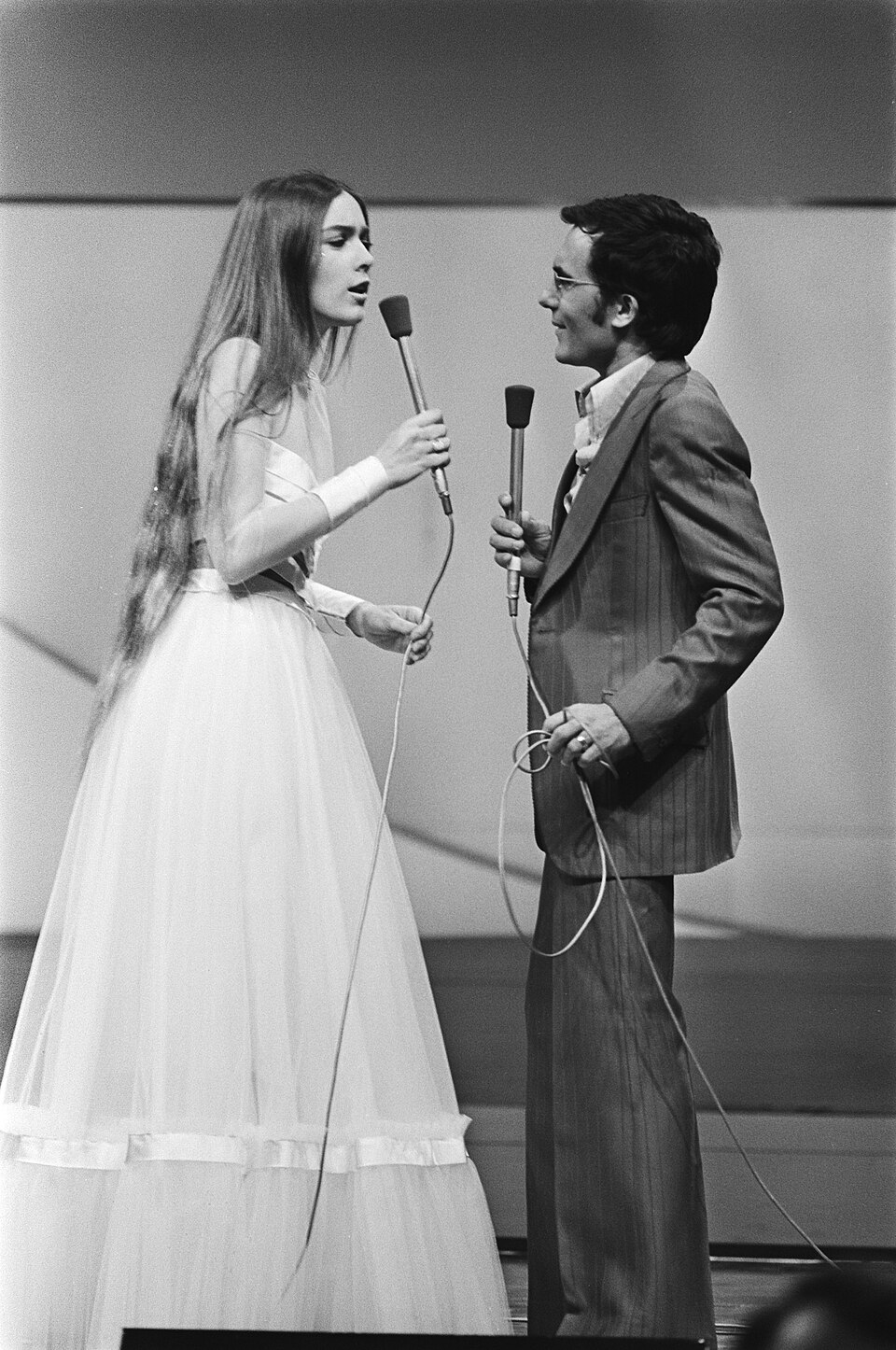 Al Bano e Romina Power sul palco con due microfoni all'Eurovision Song Contest del 1976