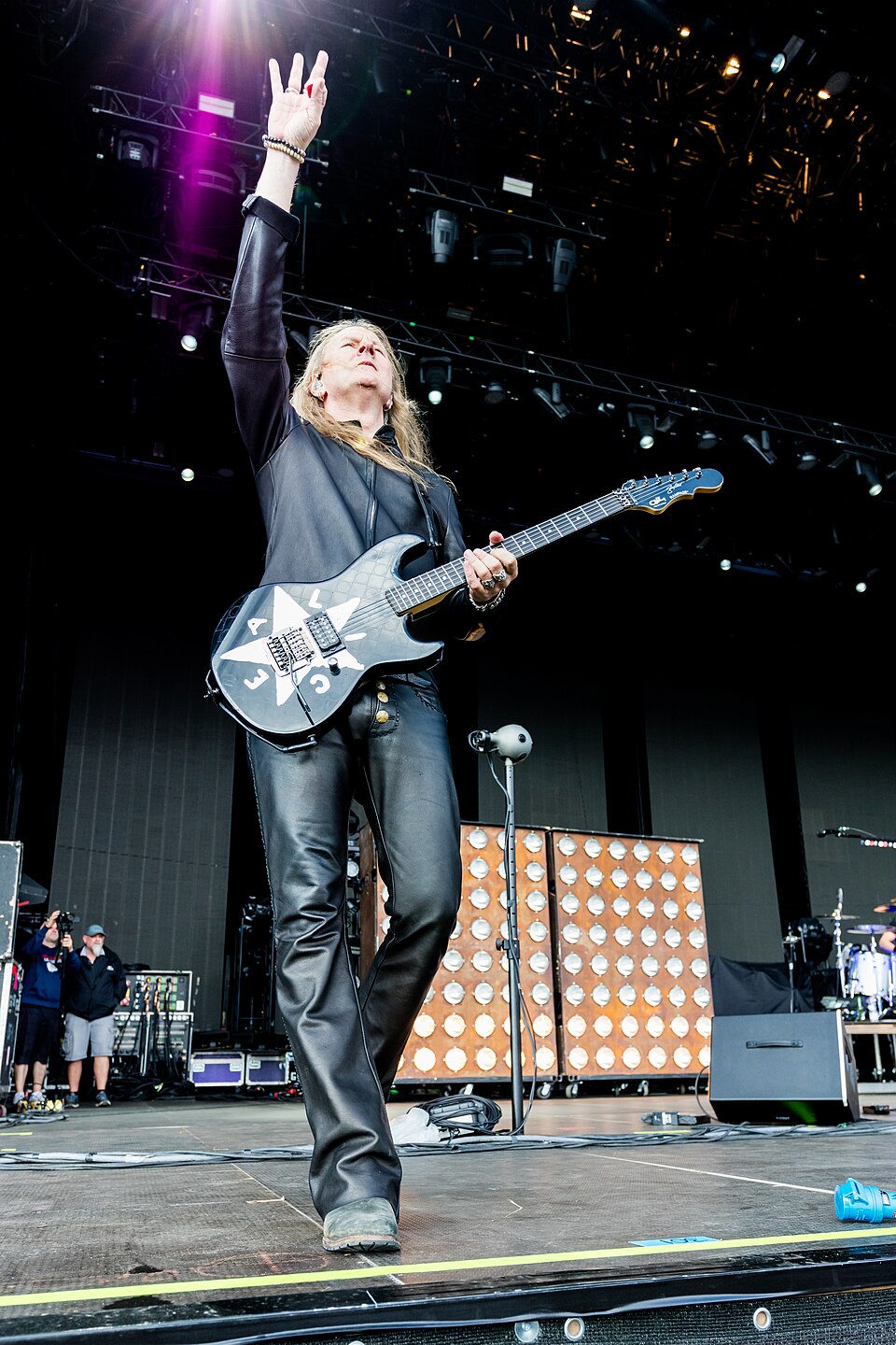 Un chitarrista degli Alice in Chains al Rock am Ring nel 2019, con la chitarra e un braccio alzato