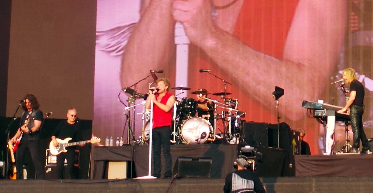 I Bon Jovi si esibiscono sul palco di Hyde Park a Londra nel 2013