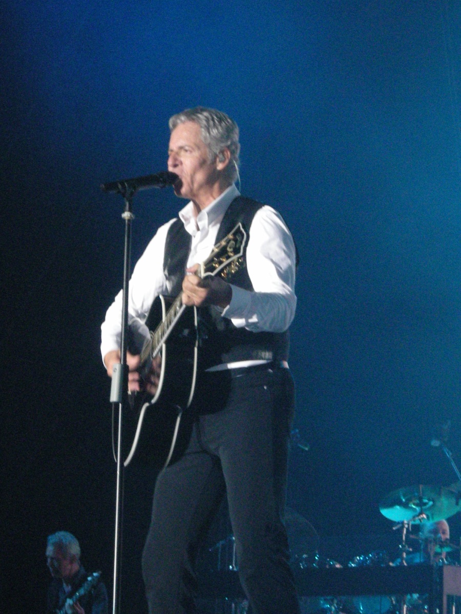 Claudio Baglioni canta e suona la chitarra alla Reggia di Venaria Reale nel 2009