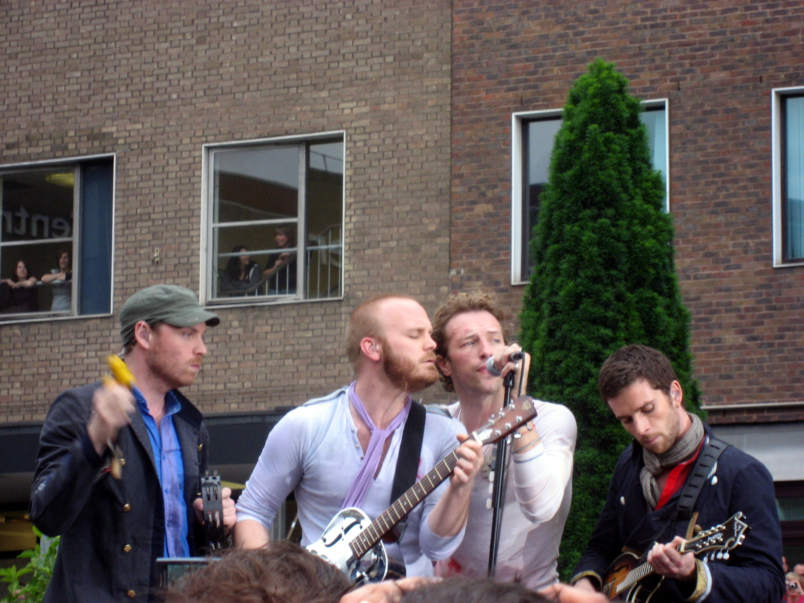 I quattro membri dei Coldplay suonano e cantano insieme durante un’esibizione nel 2008