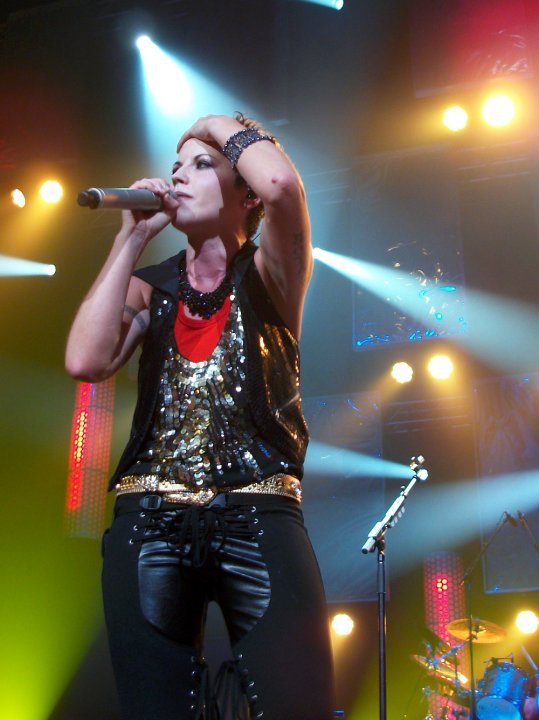 Dolores O'Riordan, voce dei Cranberries, canta sul palco durante il tour della reunion nel 2010