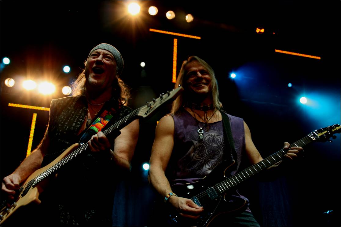 Roger Glover e Steve Morse dei Deep Purple suonano a Oslo nel 2009