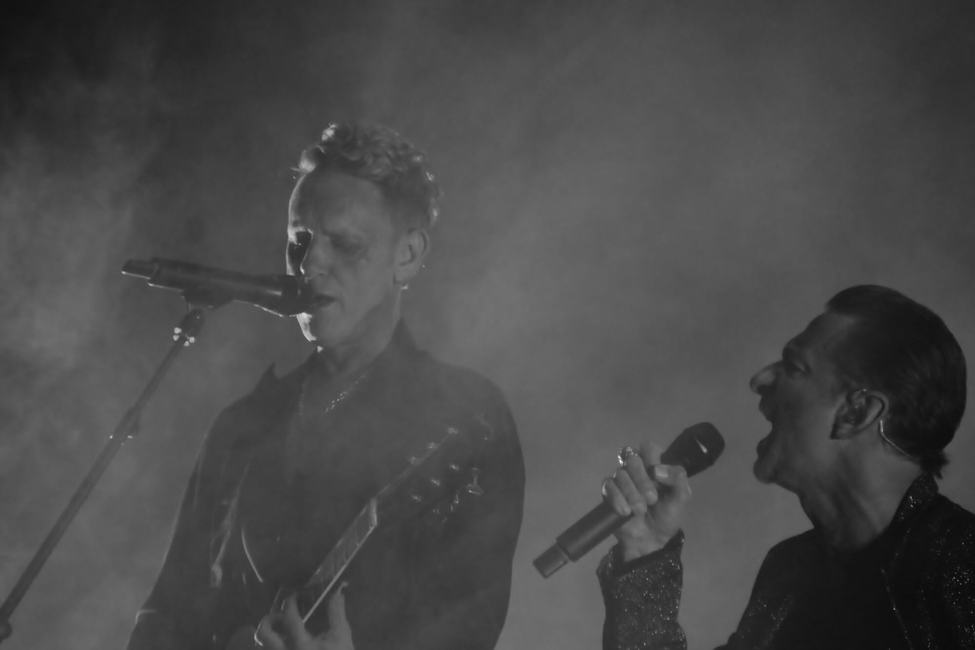Martin Gore e Dave Gahan dei Depeche Mode cantano insieme durante un concerto del 2017
