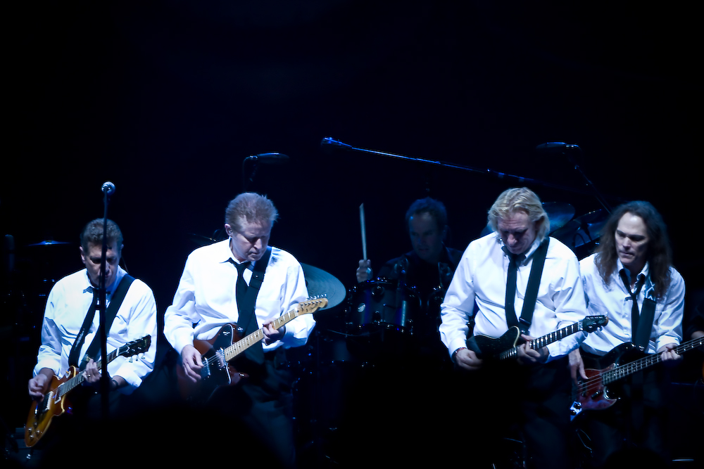Gli Eagles si esibiscono sul palco durante il tour Long Road out of Eden nel 2008