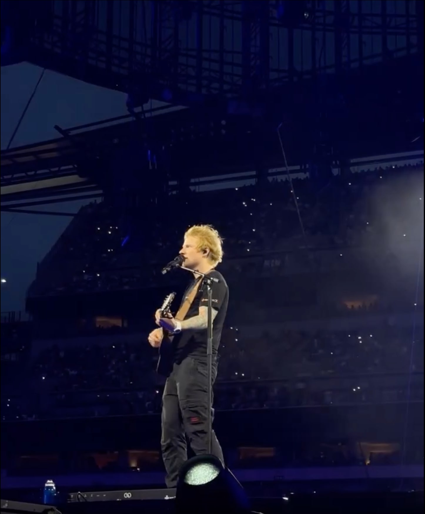 Ed Sheeran canta al microfono con una chitarra sul palco a Filadelfia nel 2023