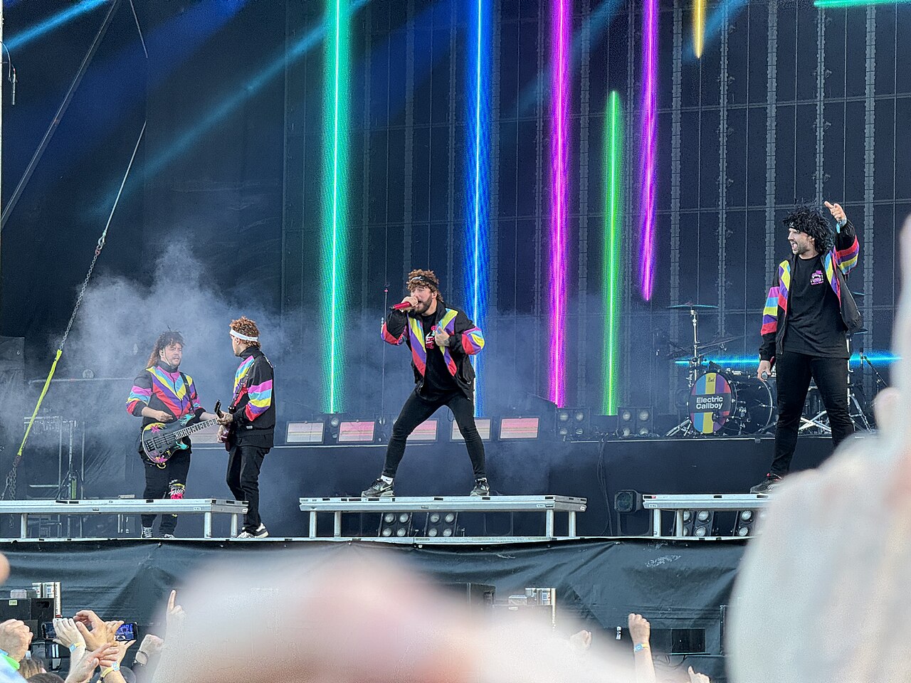 Quattro membri degli Electric Callboy si esibiscono sul palco dell’Ilosaarirock nel 2024