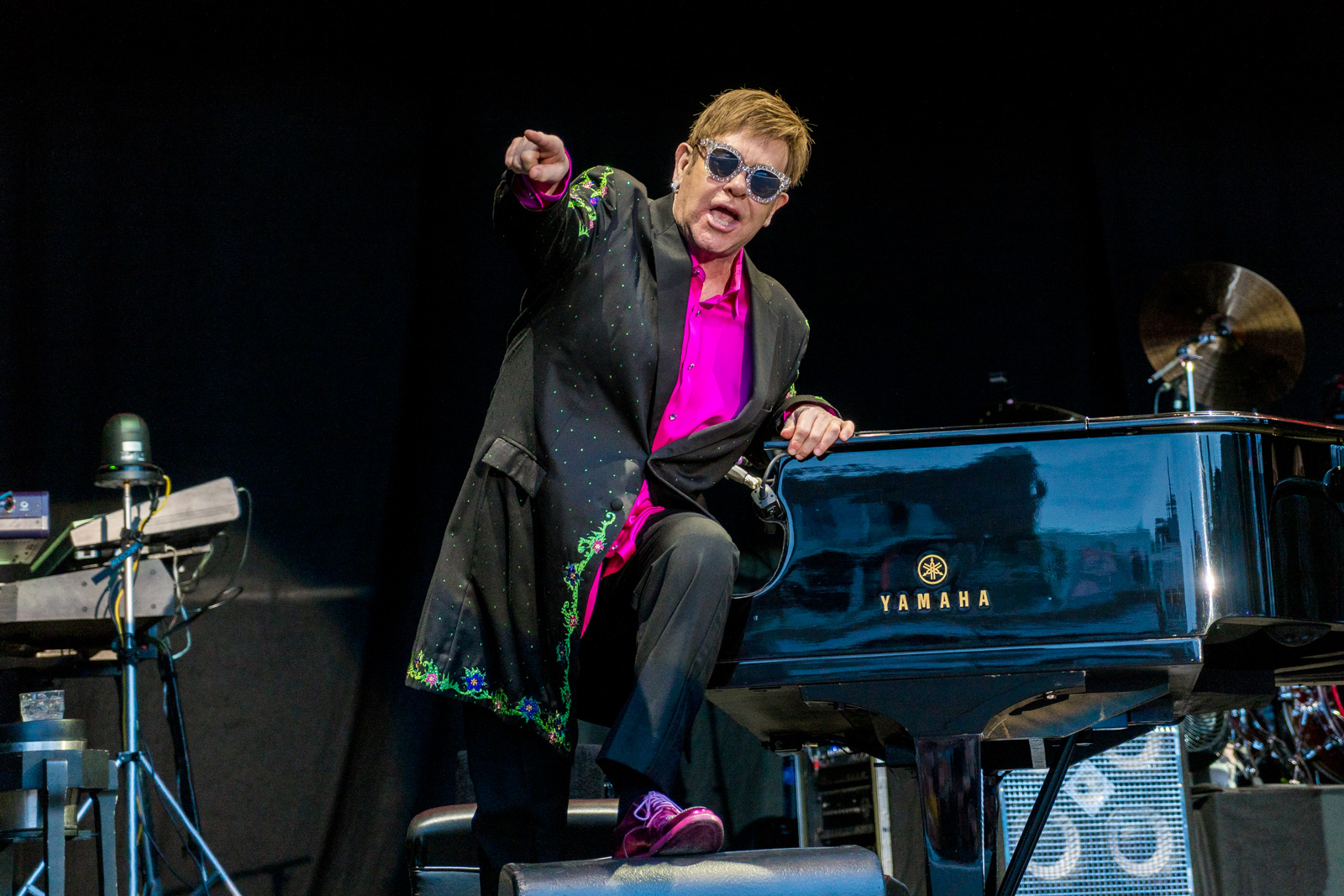 Elton John accanto al pianoforte sul palco a Kristiansand nel 2017