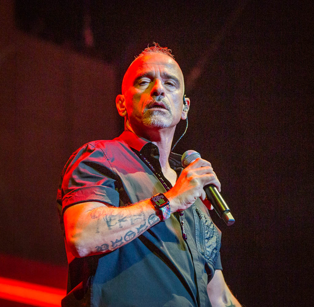 Eros Ramazzotti canta con un microfono durante un concerto in Israele nel 2022