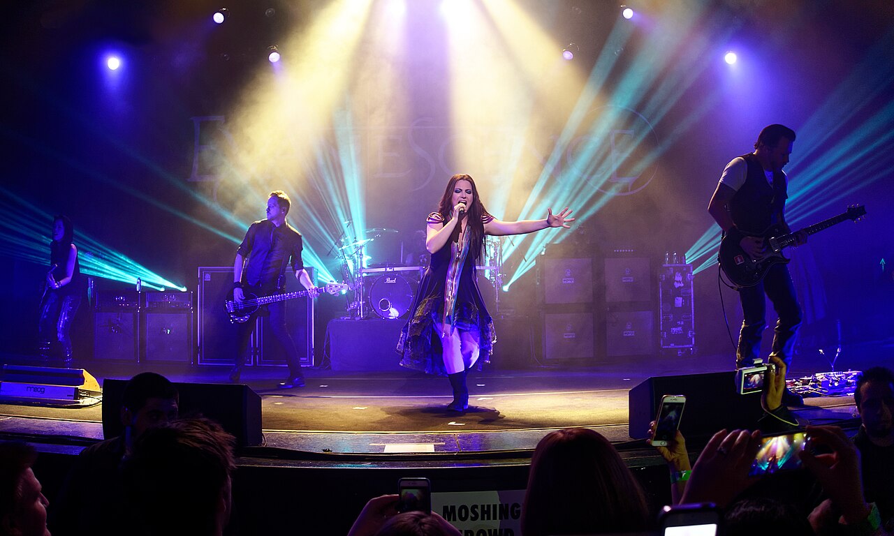 Amy Lee e gli Evanescence sul palco del Wiltern Theatre di Los Angeles nel 2015
