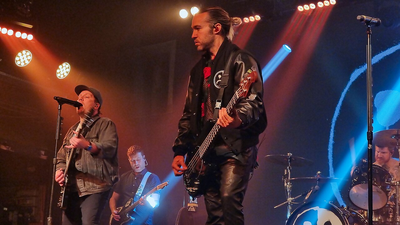I Fall Out Boy suonano sul palco dell'Heaven di Londra nel 2023