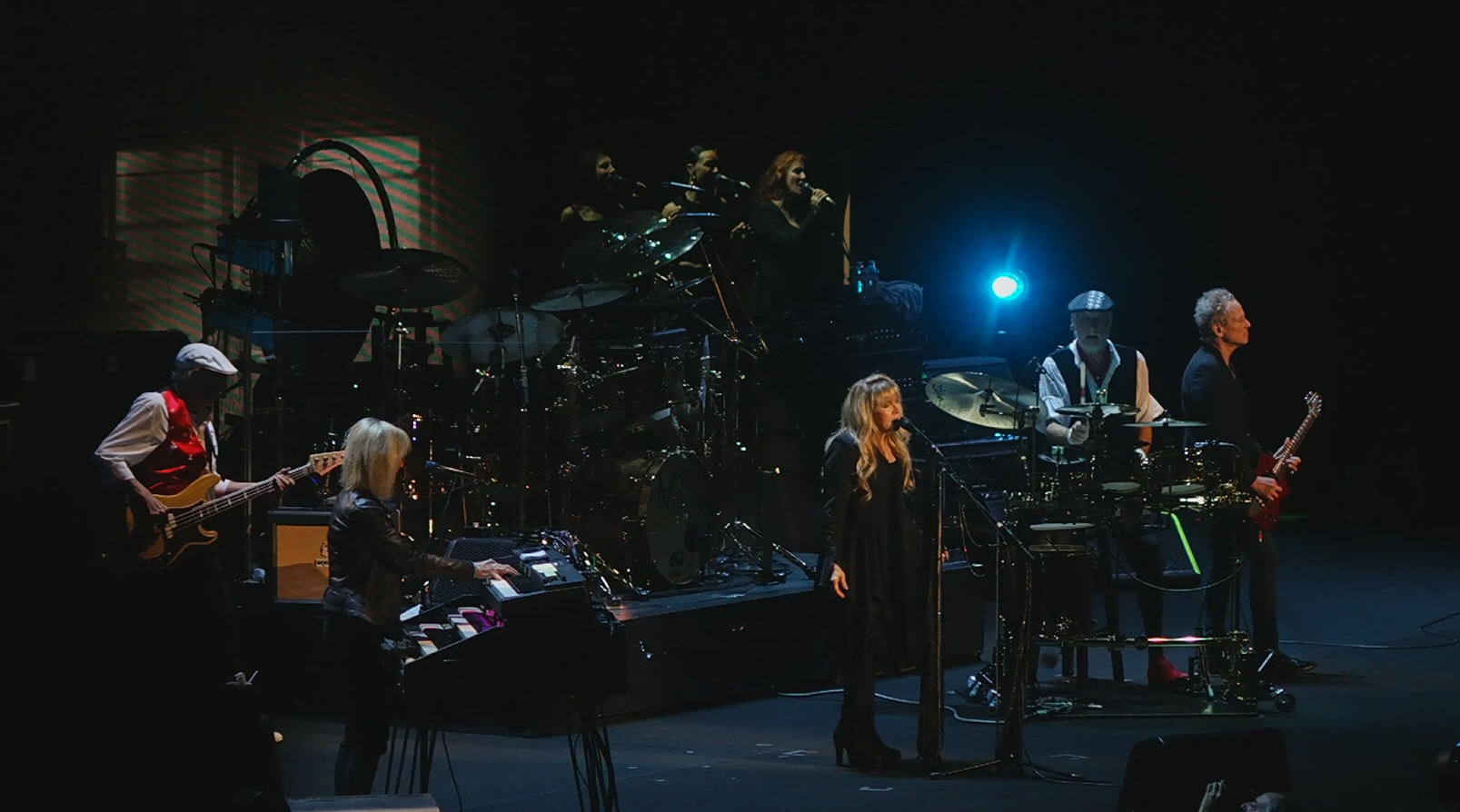 I Fleetwood Mac si esibiscono sul palco a Sacramento nel 2014