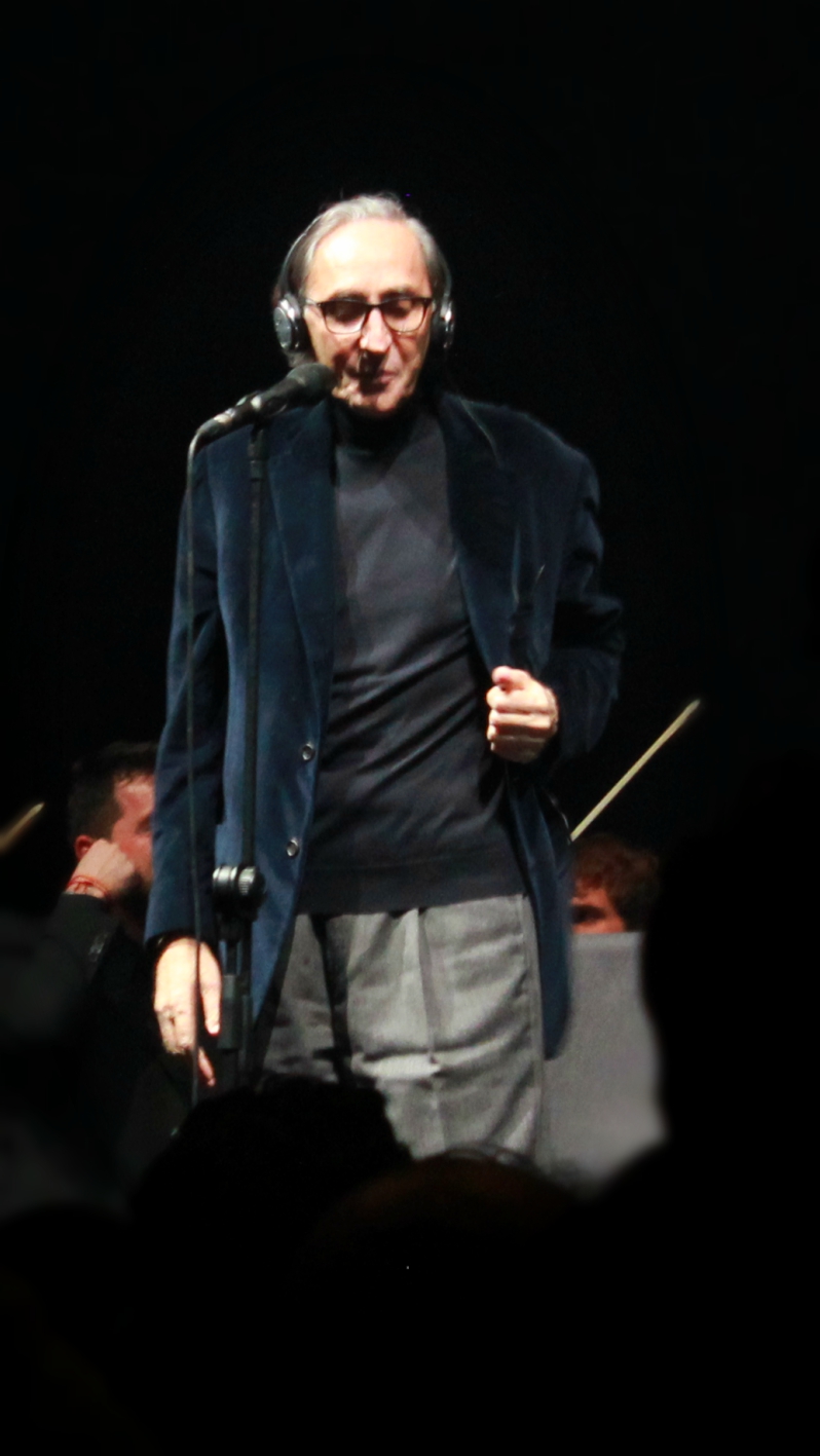 Franco Battiato al microfono durante un concerto a Perugia nel 2016