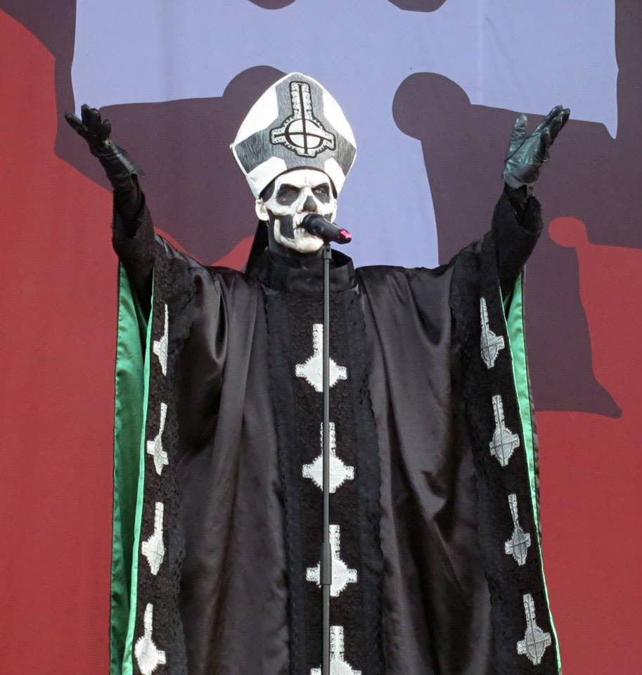 Papa Emeritus, cantante mascherato dei Ghost, sul palco del Download Festival nel 2013 con le braccia alzate