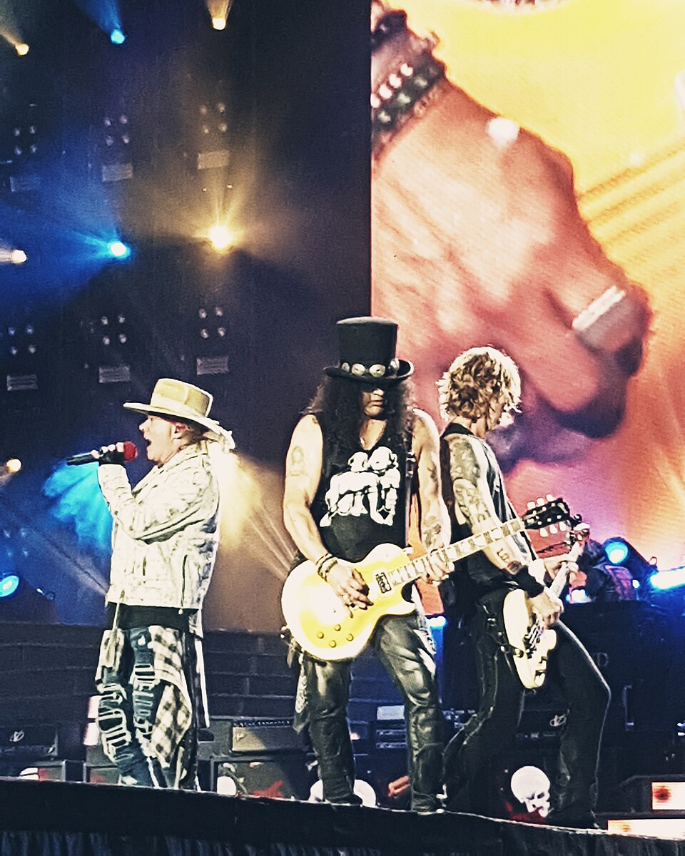 Axl Rose, Slash e Duff McKagan dei Guns N’ Roses sul palco a Londra nel 2017