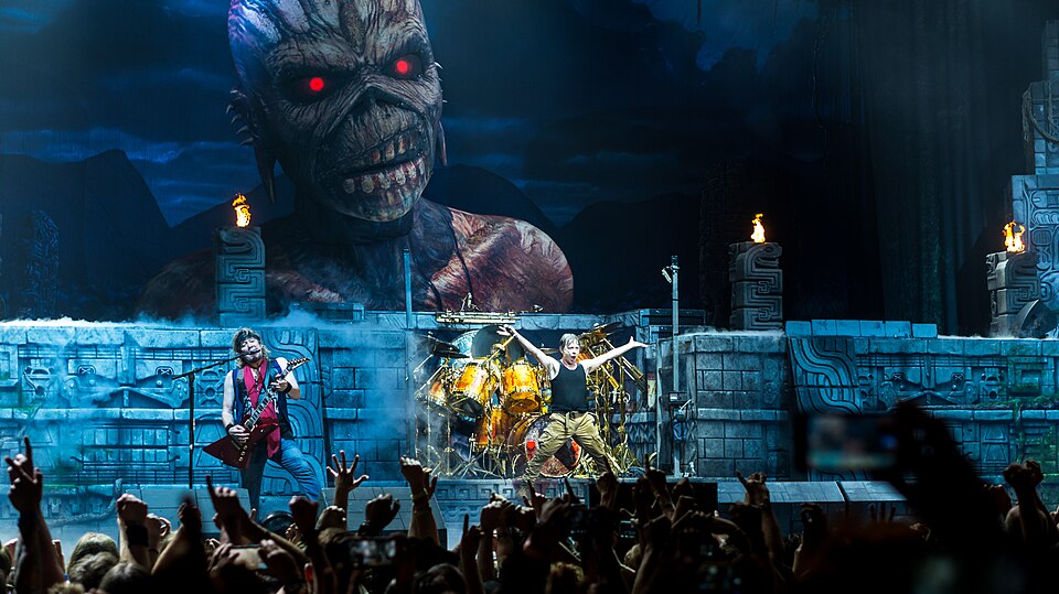 Gli Iron Maiden in concerto all'O2 di Londra nel 2017, con musicisti, strumenti e scenografia sul palco