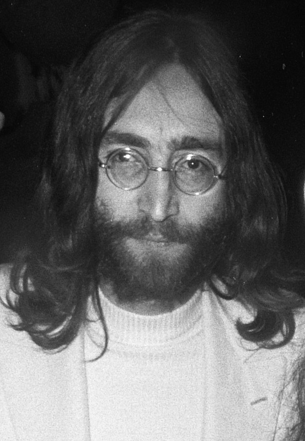 Primo piano in bianco e nero di John Lennon con barba e occhiali nel 1969