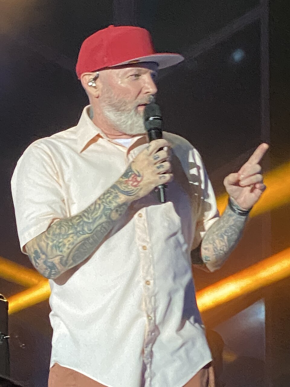 Fred Durst, cantante dei Limp Bizkit, con un microfono sul palco del Festival of the Lakes nel 2021
