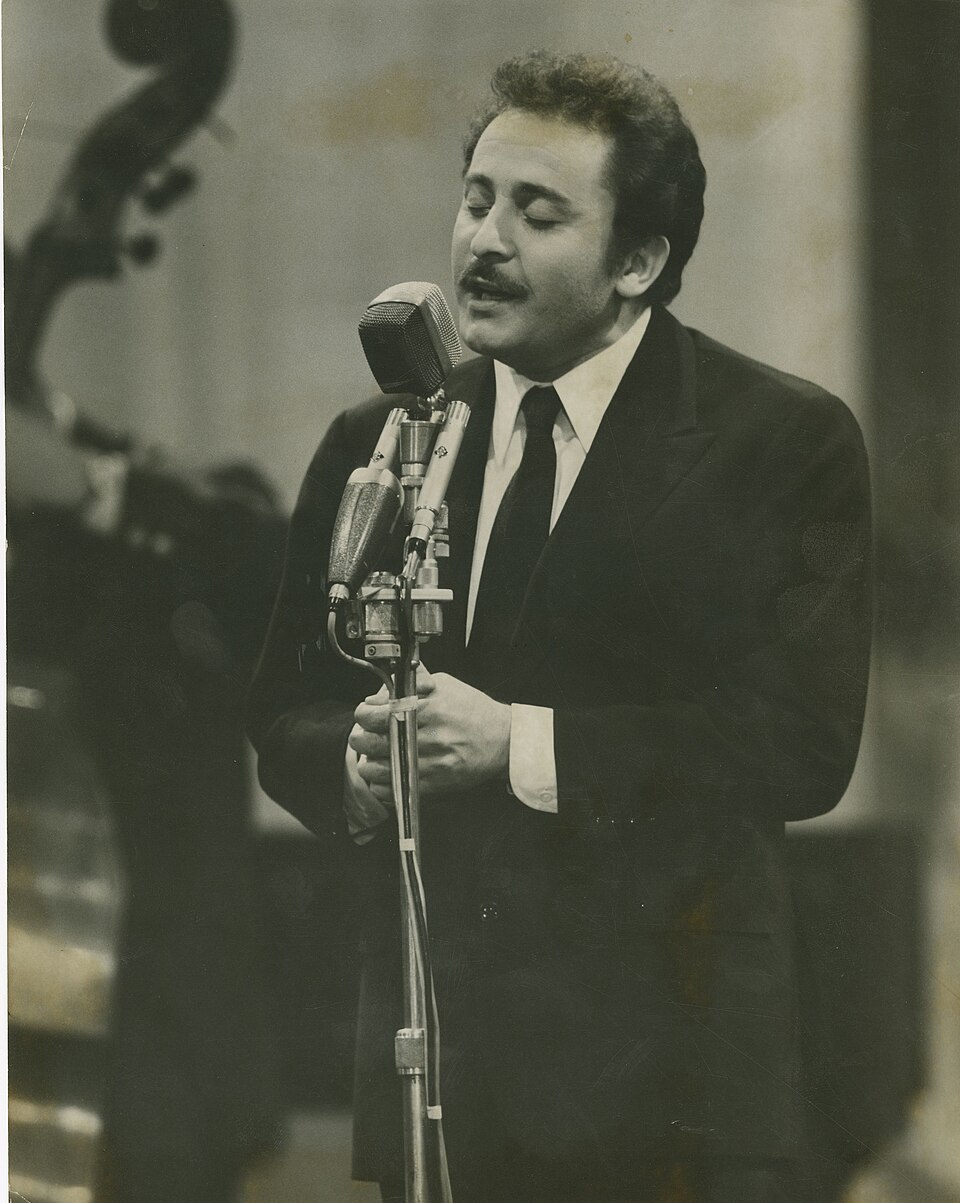 Domenico Modugno canta al microfono al Festival di Sanremo del 1962, in una fotografia dell’archivio Touring Club Italiano