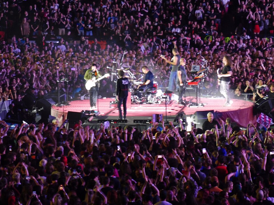 I My Chemical Romance su un palco circolare a Wembley nel 2026, circondati dal pubblico