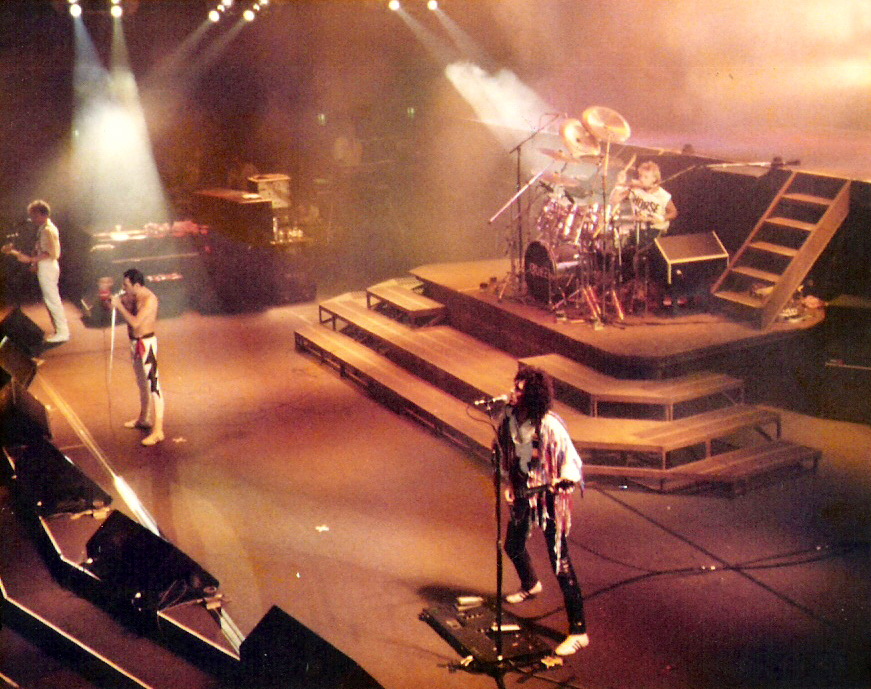I Queen in concerto a Francoforte nel 1984, con Freddie Mercury al microfono