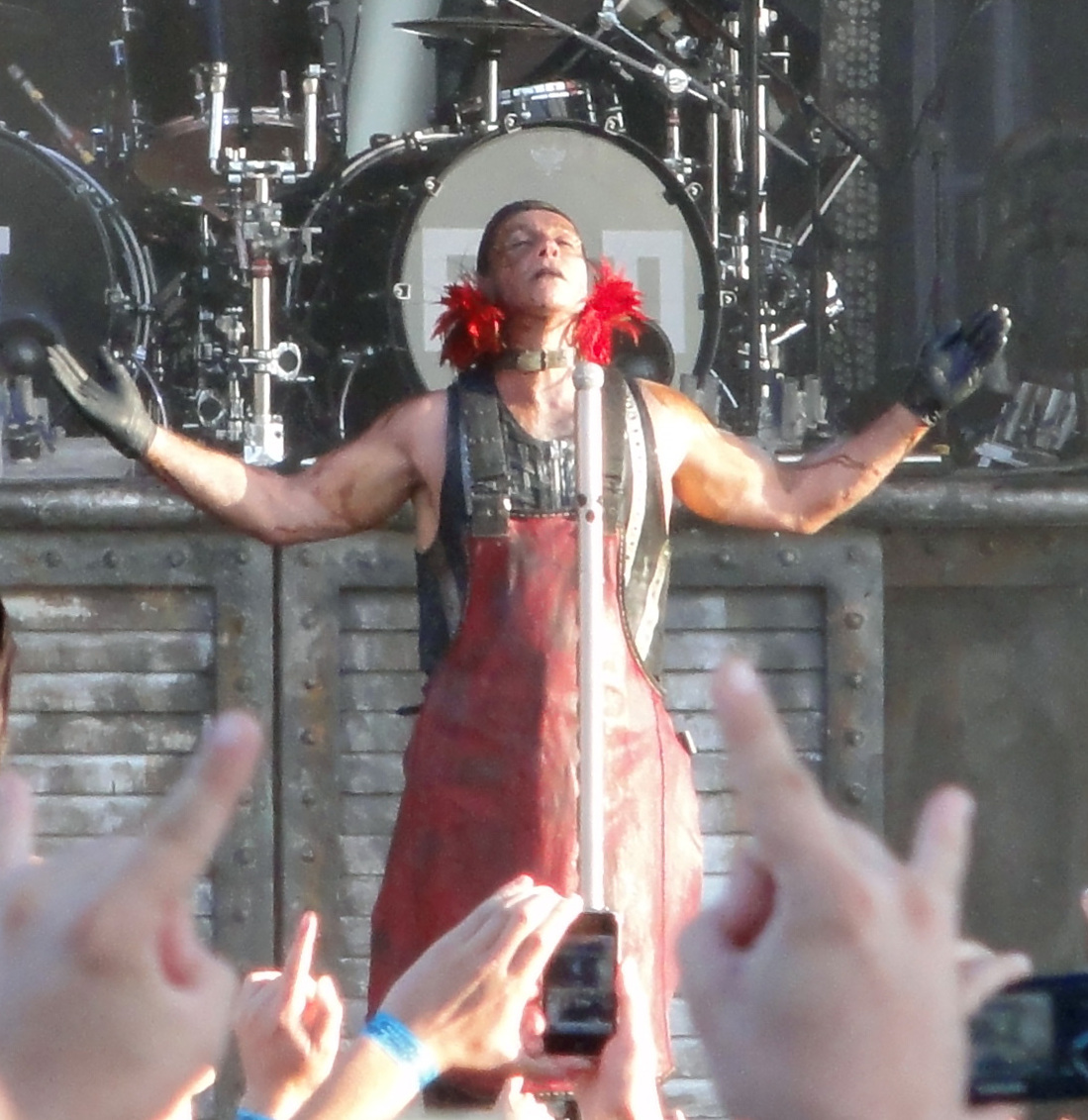 Il cantante dei Rammstein sul palco con le braccia aperte durante un concerto nel 2011