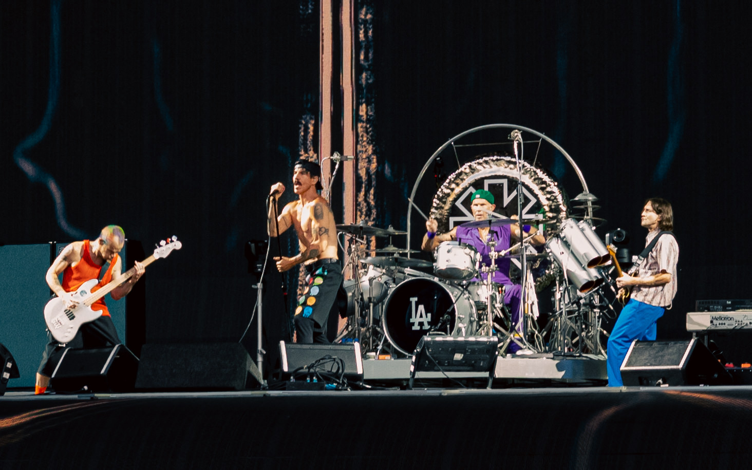 I quattro Red Hot Chili Peppers si esibiscono sul palco a Londra nel 2022
