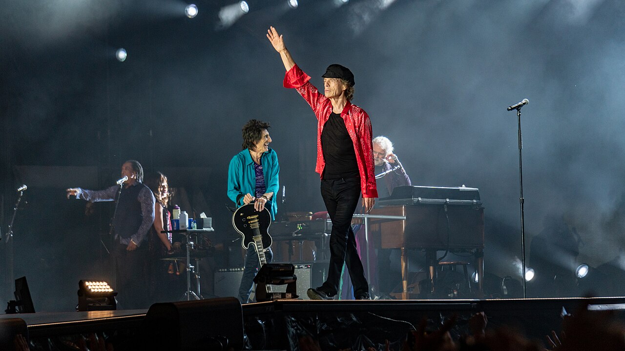 Mick Jagger saluta il pubblico accanto a Ronnie Wood durante un concerto dei Rolling Stones a Londra nel 2018