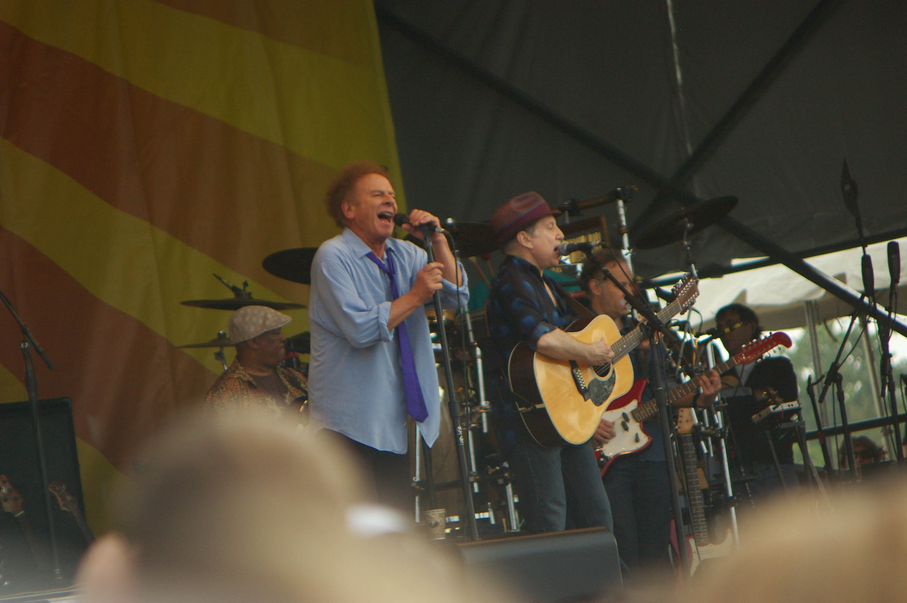 Art Garfunkel e Paul Simon cantano insieme sul palco al Jazz Fest del 2010