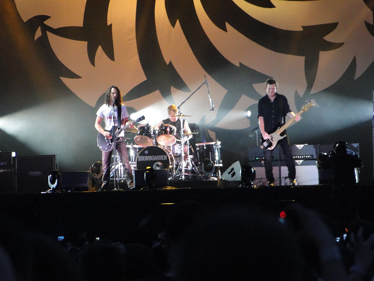 Chris Cornell, Matt Cameron e Ben Shepherd dei Soundgarden suonano al Lollapalooza di Chicago nel 2010