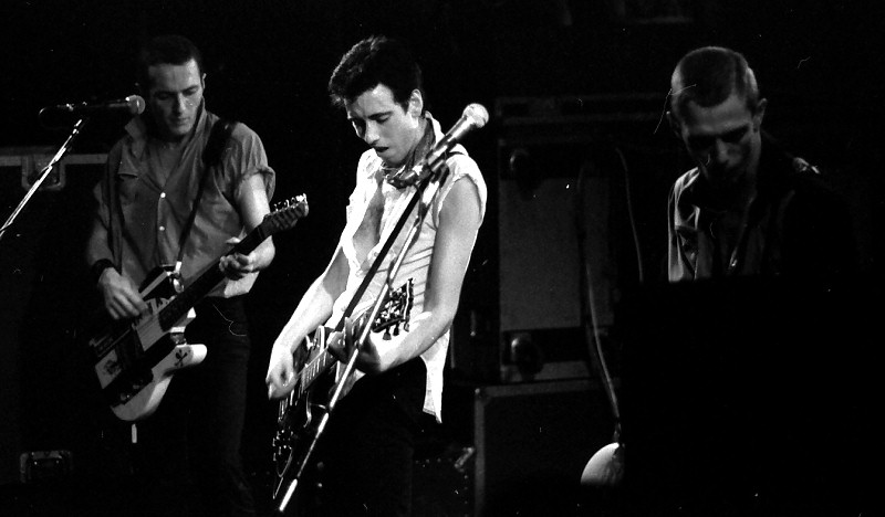 Joe Strummer, Mick Jones e Paul Simonon dei Clash sul palco a Oslo nel 1980