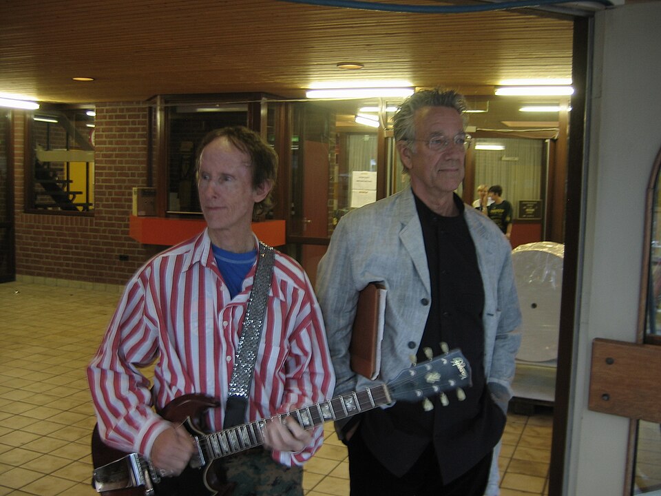 Robby Krieger con chitarra a sinistra e Ray Manzarek a destra al Bospop di Weert nel 2004; due membri dei Doors, non la formazione completa