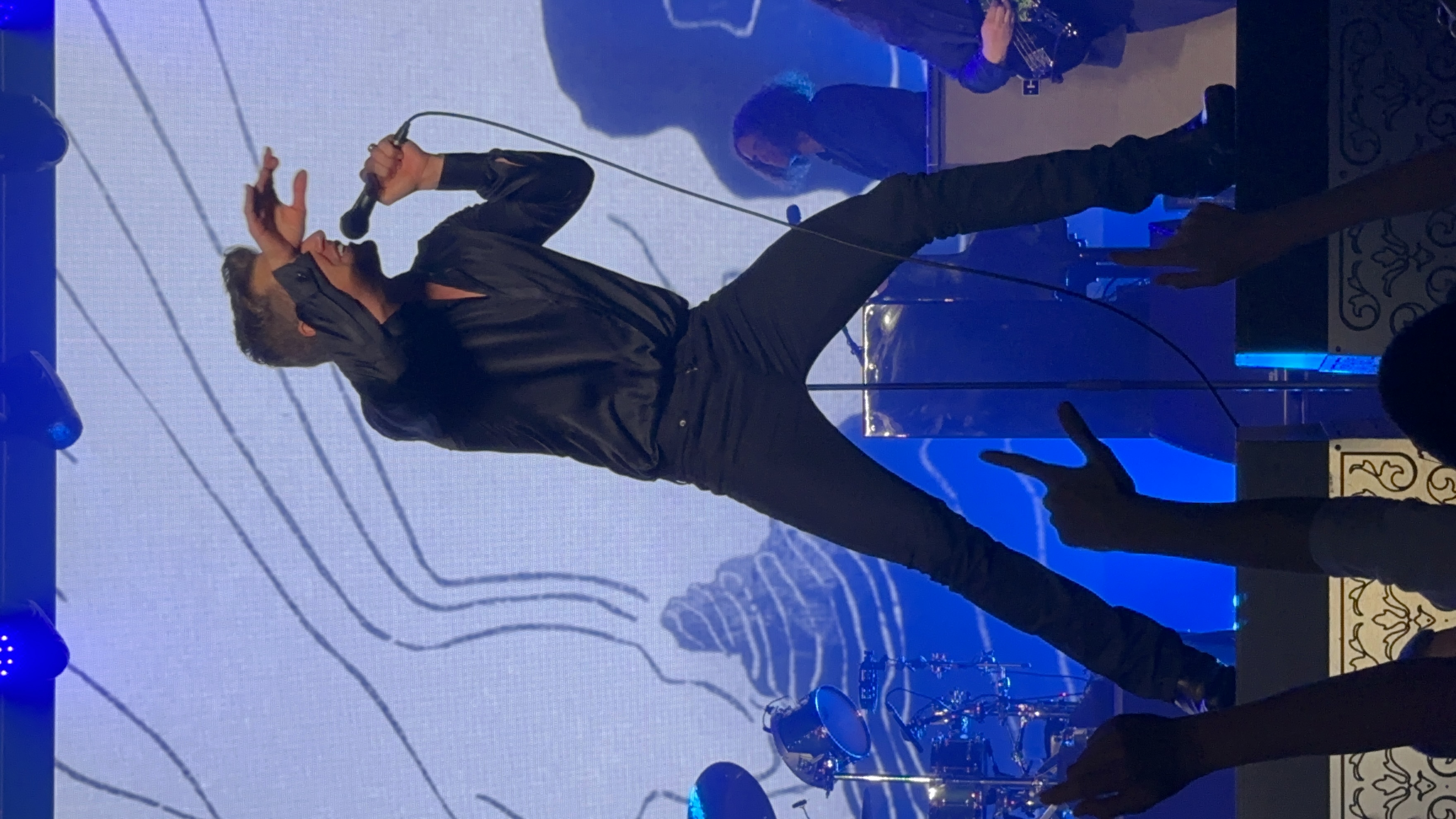 Brandon Flowers canta al microfono durante un concerto dei The Killers al Razzmatazz di Barcellona nel 2024