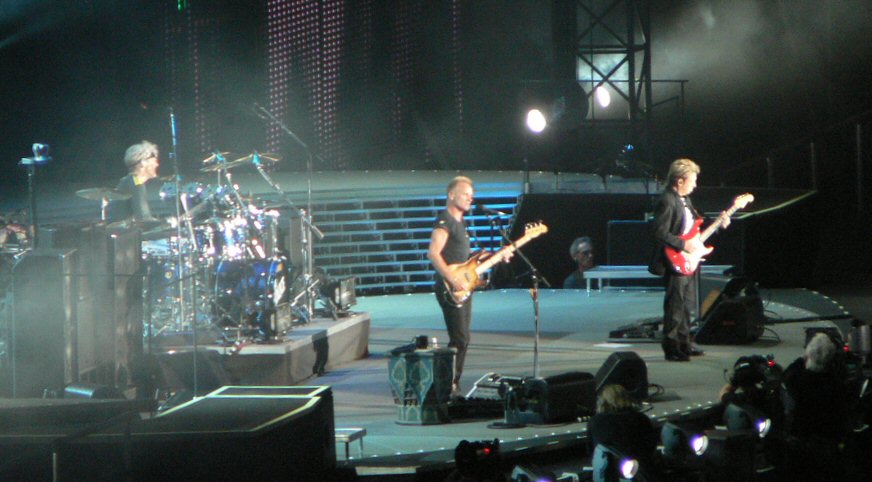 Stewart Copeland alla batteria, Sting al basso e Andy Summers alla chitarra durante un concerto dei Police