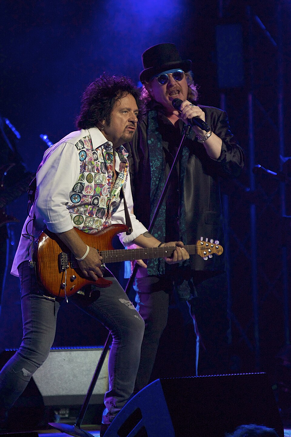 Steve Lukather alla chitarra e Joseph Williams al microfono con i Toto a New York nel 2016
