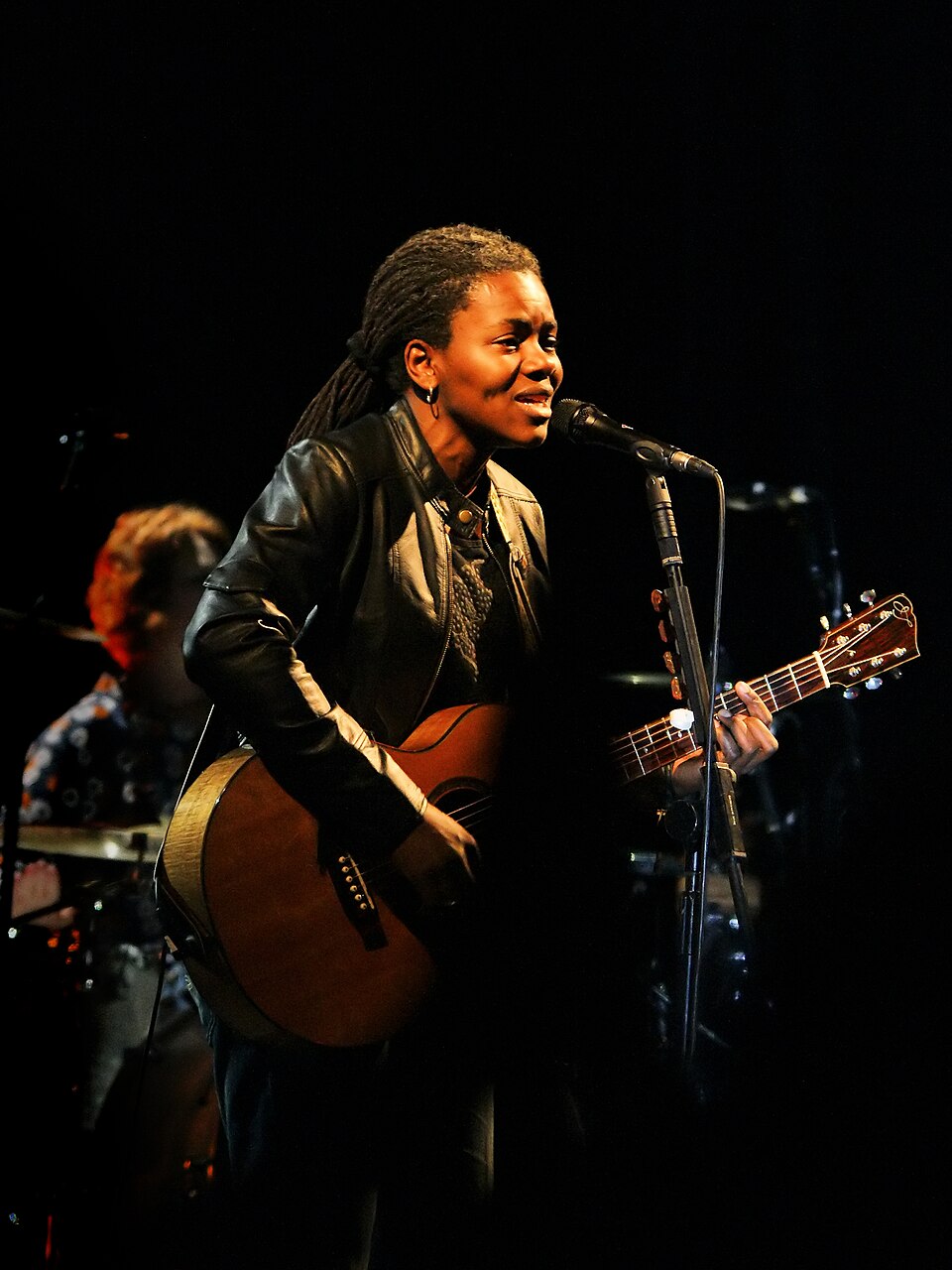 Tracy Chapman canta e suona la chitarra al Cactus Festival di Bruges nel 2009