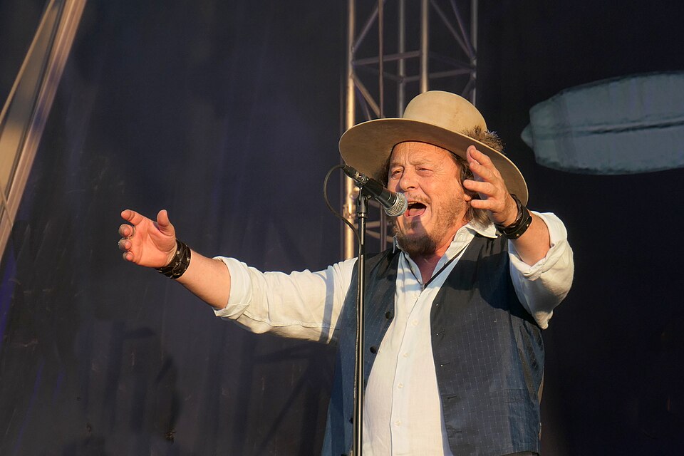 Zucchero canta a braccia aperte sul palco a Costanza nel 2023